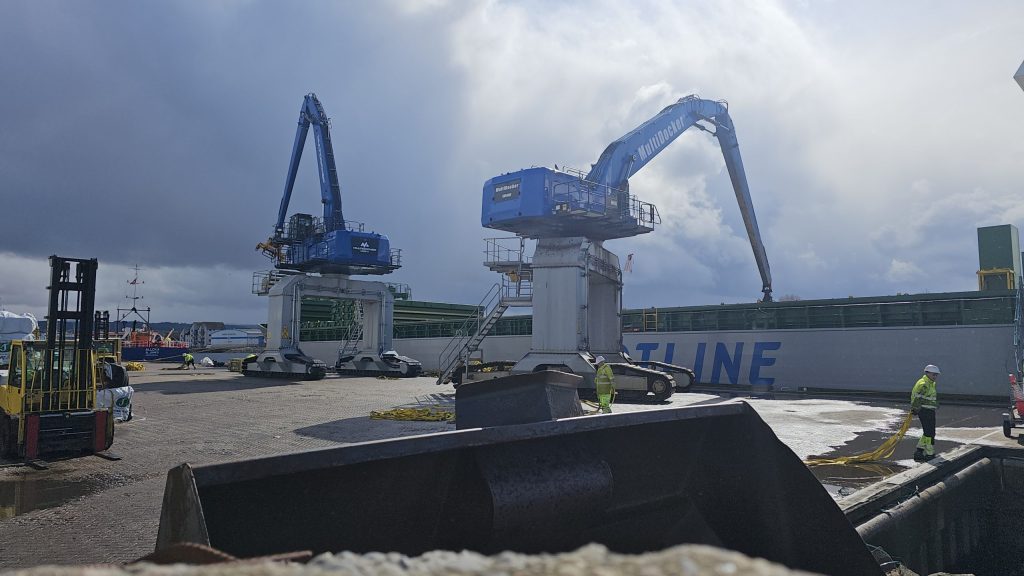 MultiDocker MH95G Material Handler – Scotlog Cargo Terminal MultiDocker MH95G material handler at Scotlog’s Inverness Cargo Terminal