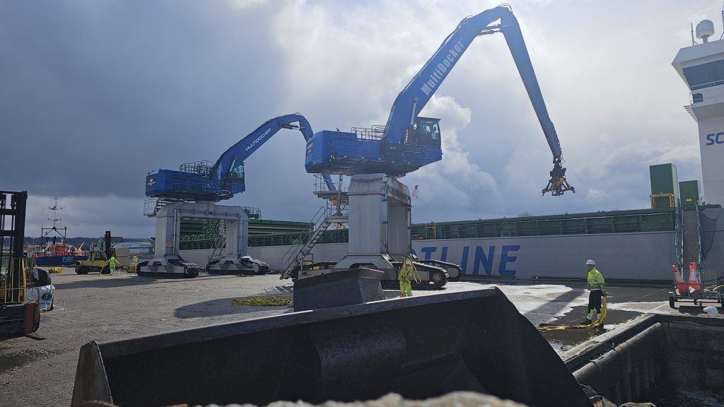 MultiDocker MH95G Material Handler – Scotlog Cargo Terminal MultiDocker MH95G material handler at Scotlog’s Inverness Cargo Terminal