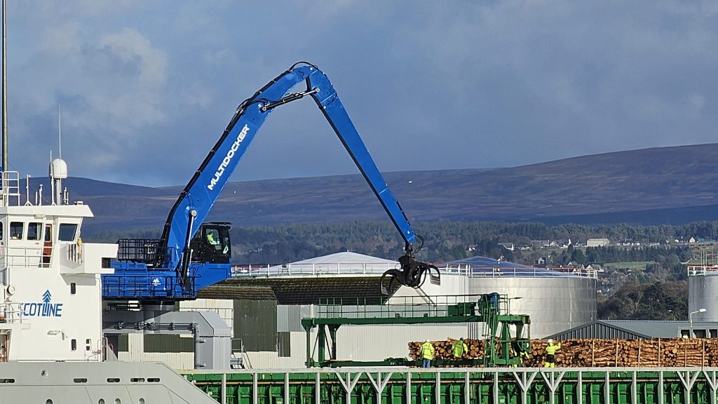 MultiDocker MH95G Material Handler – Log Handling at Scotlog MultiDocker MH95G material handler lifting logs at Scotlog
