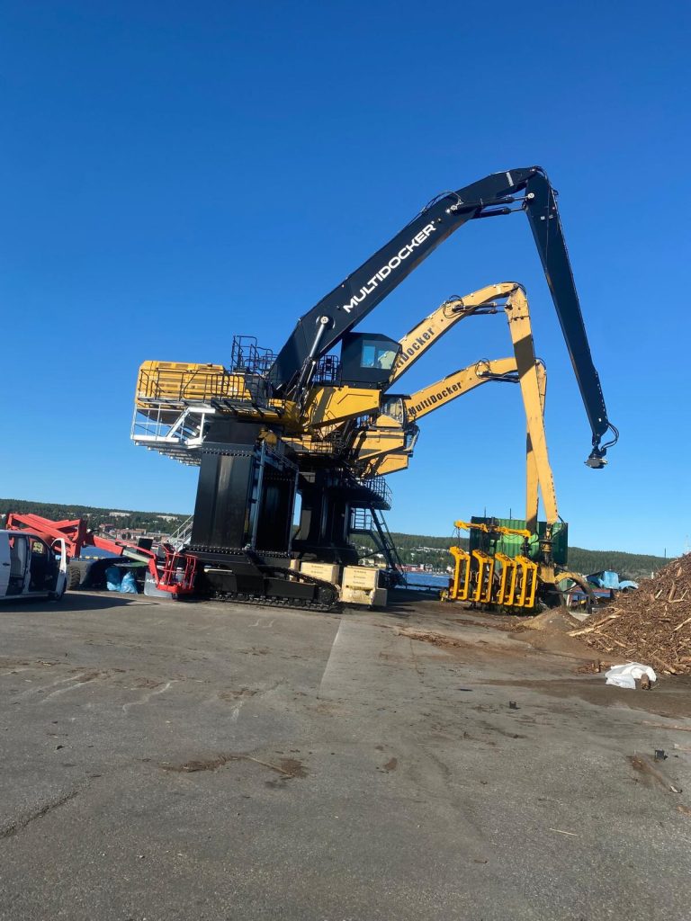 MultiDocker MH95G Heavy-Duty Material Handler – CAT 395 MultiDocker MH95G heavy-duty material handler with Caterpillar CAT 395 base in Örnsköldsvik