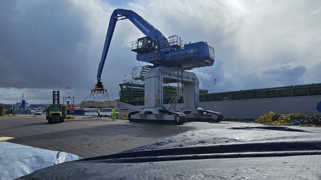 MultiDocker MH95G Material Handler at Scotlog MultiDocker MH95G material handler working at Scotlog with CAT 395 base