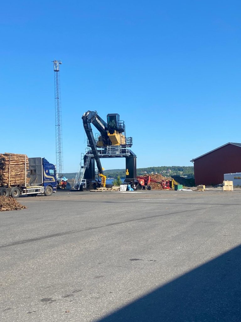 MultiDocker MH95G Material Handler – Caterpillar CAT 395 | Örnsköldsvik MultiDocker MH95G material handler built on a Caterpillar CAT 395 in Örnsköldsvik