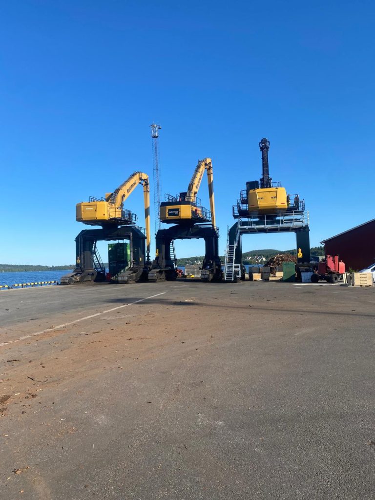 MultiDocker MH95G Material Handlers – Caterpillar CAT 395 | Örnsköldsvik MultiDocker MH95G material handlers built on a Caterpillar CAT 395 in Örnsköldsvik