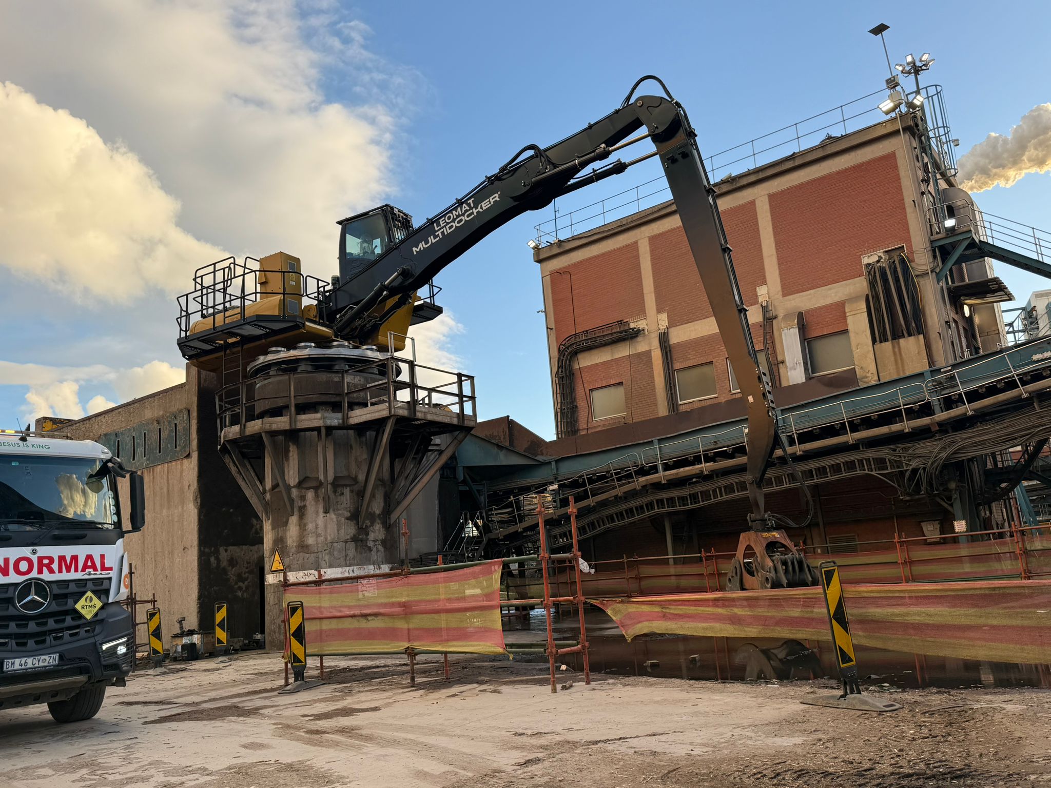MultiDocker MH36 LEOMAT Compact Material Handler MultiDocker MH36 LEOMAT compact material handler on Caterpillar CAT base