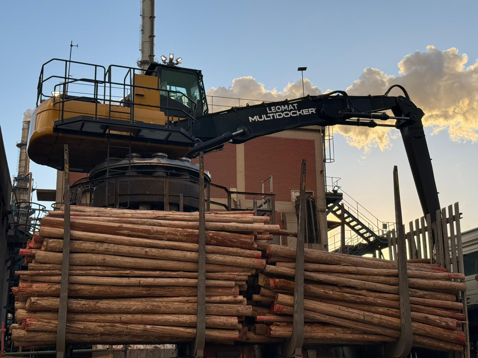 MultiDocker MH36 Material Handler – Caterpillar CAT MultiDocker MH36 material handler with Caterpillar base